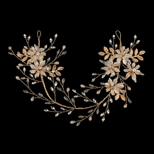 Bijou de tête mariée doré avec perles de cristal et strass sur fond noir élégant