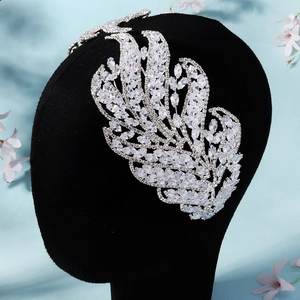 Détail d'un diadème de mariée luxueux avec des strass argentés en forme de feuilles