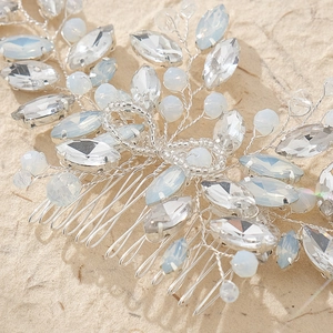 Peigne à cheveux de mariée fait main avec fil d'argent, cristaux clairs et perles blanches