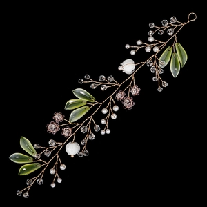 Détail d'un bandeau de mariée fait main avec feuilles vertes et perles fines