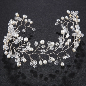 Détail macro d'un diadème de mariée fait main avec perles blanches et cristaux argentés