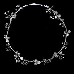 Vigne de cheveux florale argentée avec cristaux et perles pour une coiffure de mariée