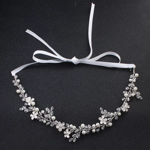 Détail de bandeau de mariée avec perles blanches et cristaux sur fil d'argent