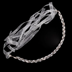 Détail d'une vigne de cheveux de mariée avec strass marquise et rubans argentés