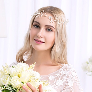 Dettaglio di cerchietto da sposa fatto a mano con perle e strass su filo d'oro fine