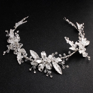 Détail d'une vigne de cheveux de mariée avec fil d'argent, cristaux et feuilles en métal