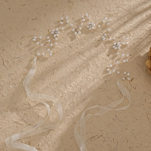 Eleganter silberner Braut-Haarschmuck mit Perlen, Strass und elfenbeinfarbenem Organzaband