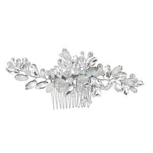 Peigne à cheveux de mariée exquis avec fil d'argent, cristaux et perles sur fond blanc