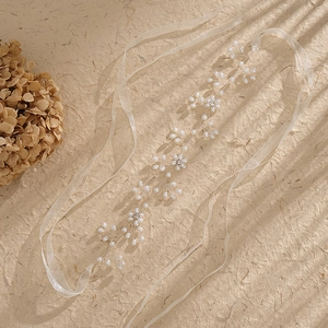 Luxuriöses Braut Stirnband mit weißen Perlen und Strass auf beige strukturiertem Grund