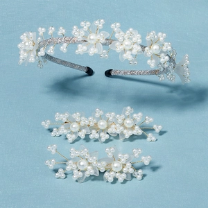Détail de l'ensemble bandeau et pinces à fleurs perlées avec pétales givrés et fil argenté