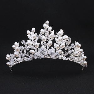 Détail d'une couronne de mariée avec branches argentées, perles blanches et cristaux brillants