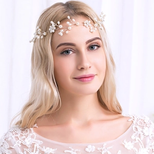 Cerchietto da sposa di lusso con perle e strass su una modella per matrimonio