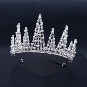 Gros plan détaillé d'une couronne de mariée avec perles blanches et strass étincelants