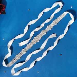 Ceinture de mariée élégante avec strass floraux et perles sur un ruban de satin blanc