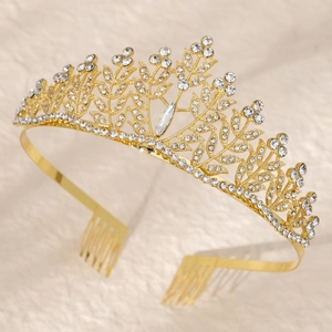 Vue détaillée d'une couronne dorée avec strass, feuilles en alliage et peignes de fixation