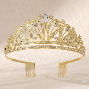 Détail d'une couronne de mariée dorée avec strass scintillants et peignes à cheveux latéraux