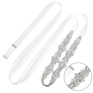 Détail macro de ceinture de mariée avec strass, marquises et perles sur ruban blanc