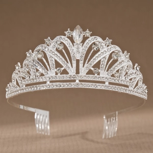 Détail d'un diadème de mariée argenté avec strass brillants et peignes à cheveux fixes