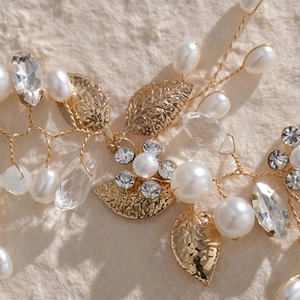 Serre-tête de mariée fait main avec feuilles dorées, perles et cristaux de style vintage