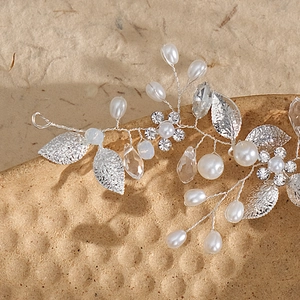 Vigne de cheveux de mariée faite main avec fil d'argent, perles blanches et cristaux