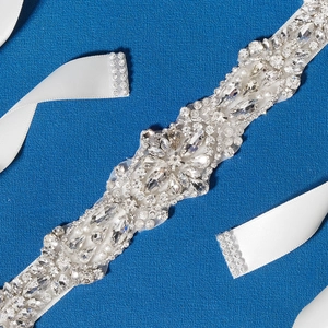 Ceinture de mariée élégante avec cristaux marquise et perles blanches sur base argentée