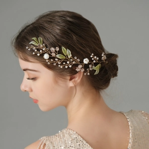 Vigne de cheveux de mariée dorée avec feuilles vertes et perles pour coiffure bohème