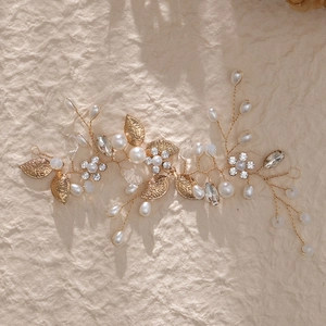 Détail du bandeau de mariée fait main avec feuilles dorées, perles et cristaux