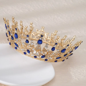 Vue détaillée d'une couronne de mariée vintage dorée avec cristaux bleus et strass