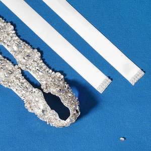 Ceinture de mariée élégante avec strass argentés et perles blanches sur ruban