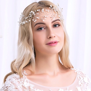 Serre-tête de mariée élégant avec perles blanches et cristaux sur fils argentés