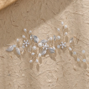 Détail du bandeau de mariée fait main avec perles blanches et vigne en cristal sur papier