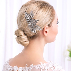Peigne à cheveux élégant en argent avec strass brillants pour coiffures de mariage