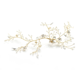 Handgefertigter Brautschmuck mit Golddraht, weißen Keramikblumen und Kristallperlen