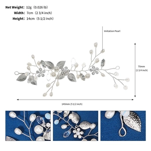 Détails d'un accessoire cheveux mariage argenté avec perles, cristaux et feuilles en métal
