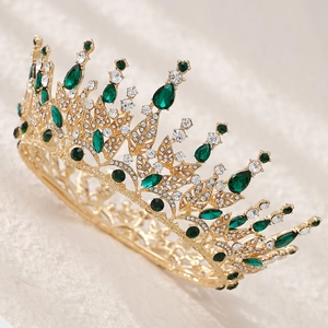 Vue détaillée d'une couronne de mariée dorée avec gemmes vert émeraude et cristaux étincelants