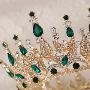 Détail montrant l'artisanat délicat en filigrane doré avec pierres d'émeraude et diamants