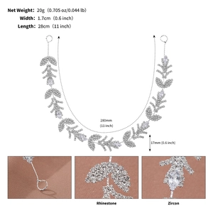 Détails macro du bandeau de mariée avec zircon étincelant et strass en forme de feuille