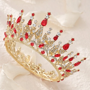 Détail macro d'une couronne de mariée royale avec cristaux rouges et feuilles en strass