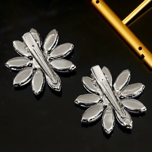 Detailweergave van de metalen haarclip aan de achterkant van de strass bloem haarspelden