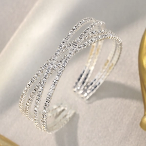 Détail du bracelet manchette croisé en argent avec pavé de cristaux multicouches