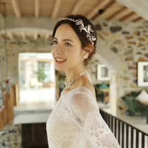 Vue détaillée de la parure de bijoux de mariée faite main avec bandeau perles et cristaux