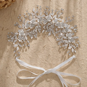 Serre-tête de mariée argenté avec fleurs, feuilles et strass sur ruban blanc