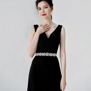 Exquisite Brautgürtel mit Strass und silbernen Kristall-Applikationen auf schwarzem Kleid