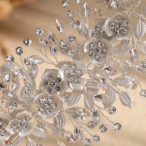 Bandeau de mariée exquis avec feuilles en alliage argenté et strass étincelants