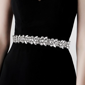 Nahaufnahme des funkelnden Brautgürtels mit Strasssteinen auf schwarzem Kleid mit Silberdetails