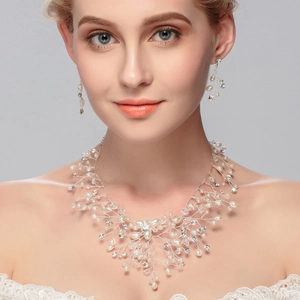 Detailansicht von Brautschmuck-Set mit glitzernden Strasssteinen und weißen Perlen