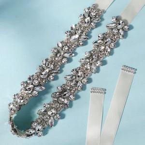 Eleganter Brautgürtel mit funkelnden Strasssteinen und weißem Satinband für Hochzeitskleider