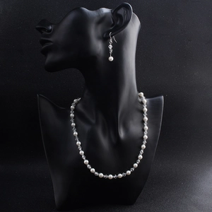 Details des Brautschmuck-Sets mit weißen Perlen und funkelnden Kristallen für die Hochzeit