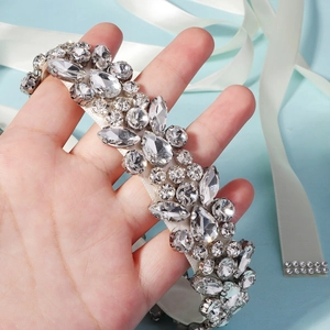 Eleganter Brautgürtel mit Marquise- und Tropfenkristallen auf weißem Satinband