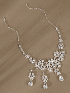 Detailansicht der silbernen Brautschmuck-Sets mit Strasssteinen und tropfenförmigen Anhängern